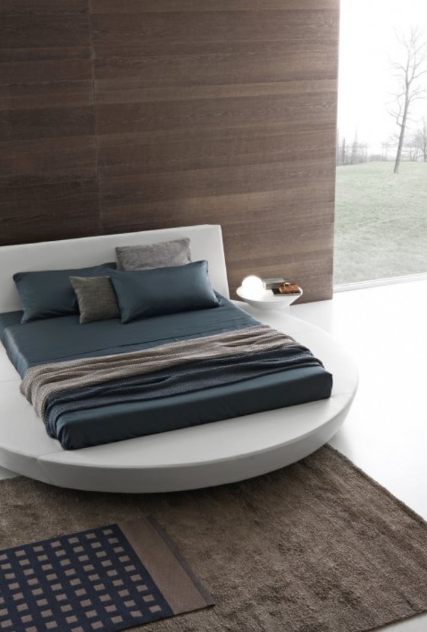 ديكور غرفة النوم عبارة عن تصميم مميز للسرير.