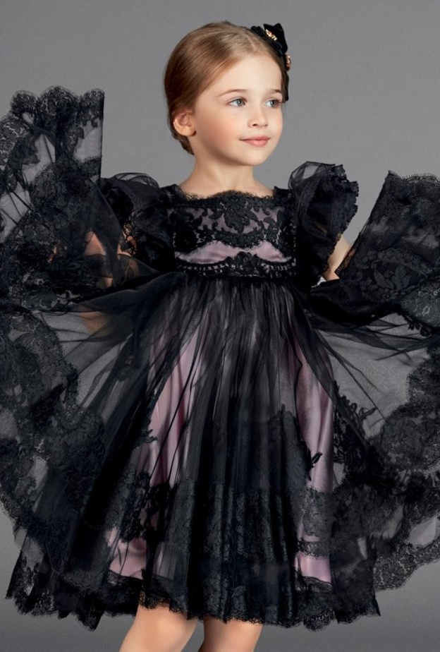 دللي طفلتك الجميلة بفساتين من دولتشي آند غابانا