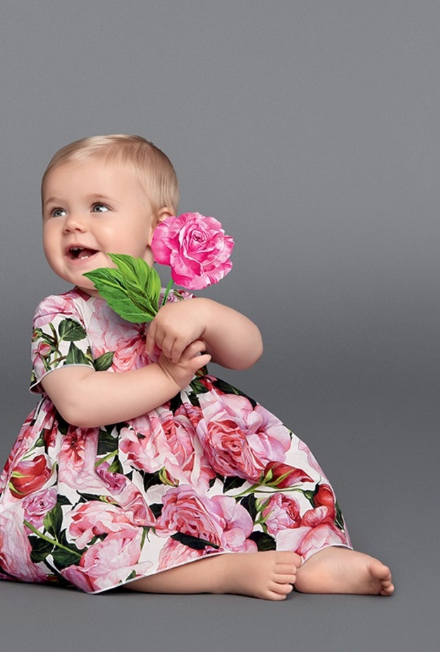 فستان رائع مطبع بالورود من دولتشي آند غابانا