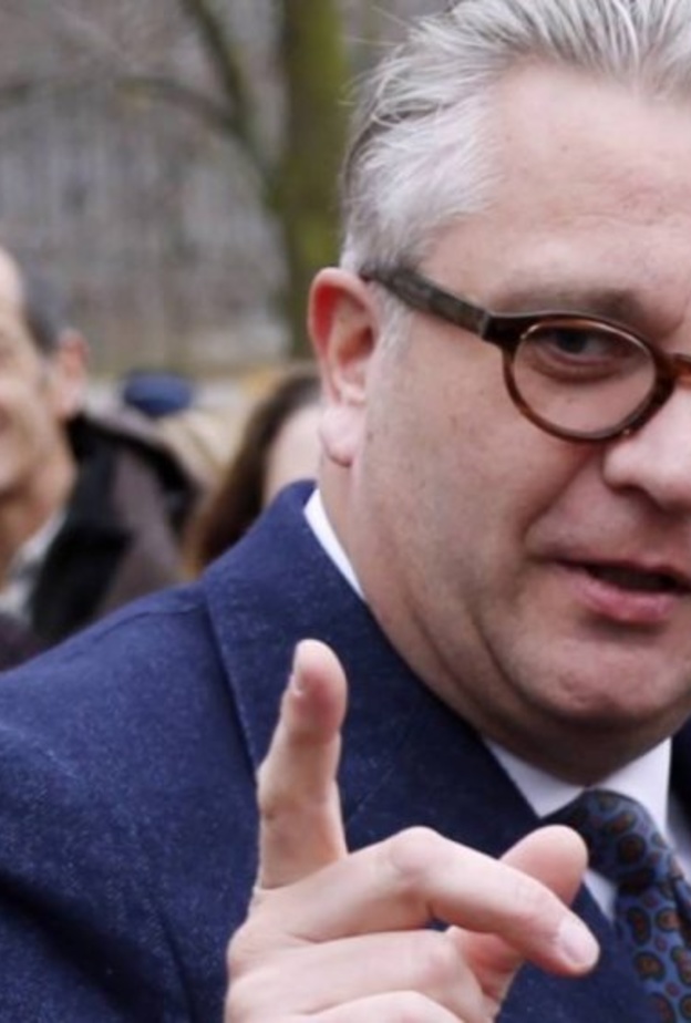 مطالب بخفض راتب الأمير لوران