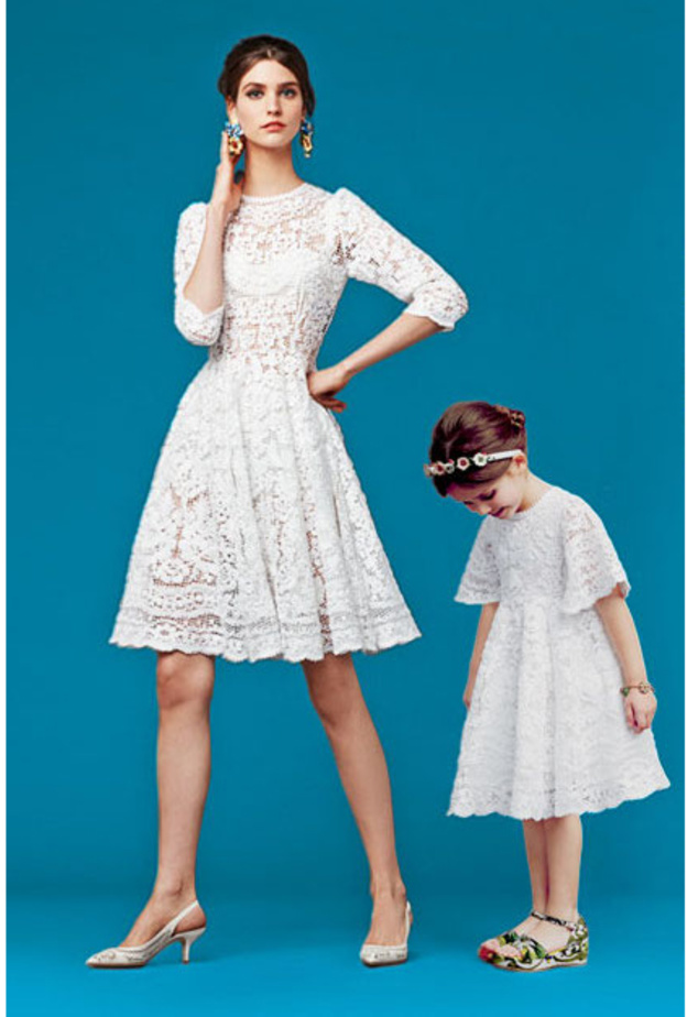 ستايل جذاب ومرهف بالفساتين الناعم باللون الزهري الأنثوي للأم وابنتها