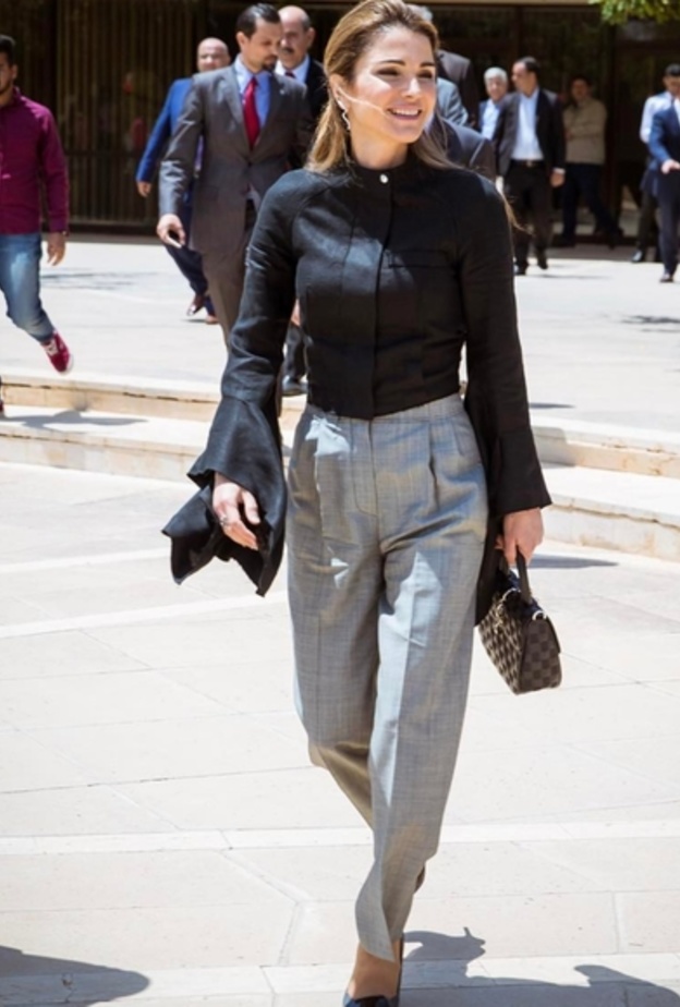 الملكة رانيا تختار بنطلون كلاسيكي باللون الرمادي مع الخصر العالي