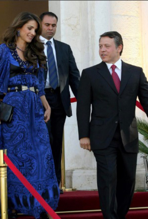 الملكة رانيا تتألق بموضة القميص النيلي مع البنطلون الكلاسيكي