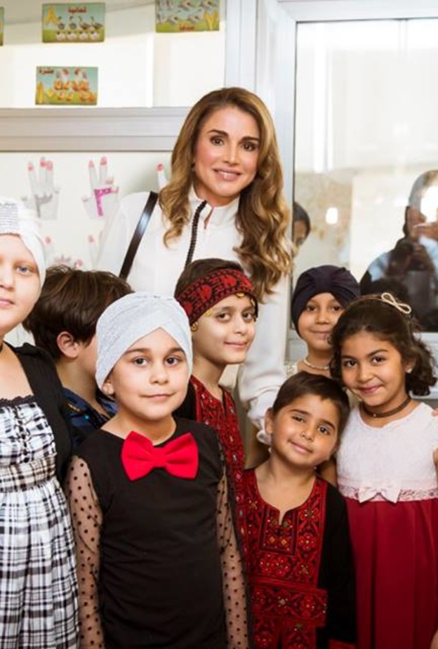 الملكة رانيا تزور مستشفى للأطفال في عمان