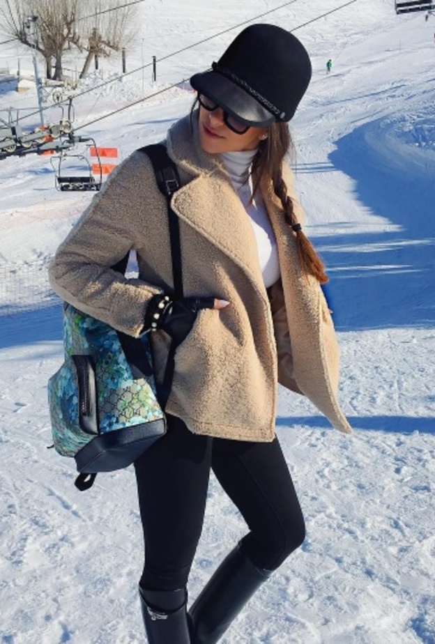 دانييلا رحمة بجاكيت صوفية على الثلج