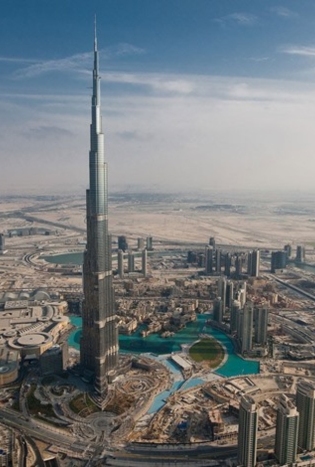 أمطار رعدية على برج خليفة في دبي