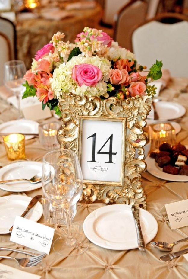 إستعملي الكادرات الكلاسيكية لترقيم طاولات الضيوف