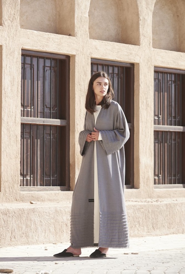 عباية رمادية مع اللمسات البيضاء من عفة الدباغ.