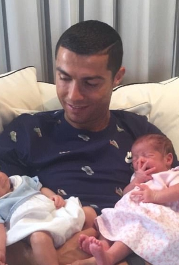 كريستيانو رونالدو يغادر روسيا ويعود إلى للقاء طفليه التوأم