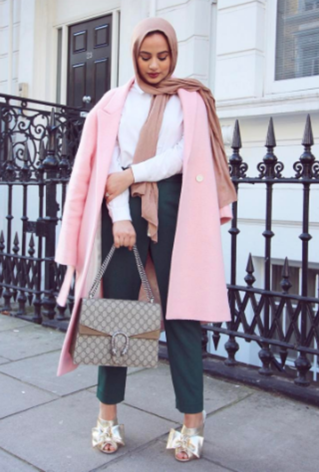 روبا زاي اختارت اطلالة كاجوال لاول يوم في اسبوع الموضة في لندن