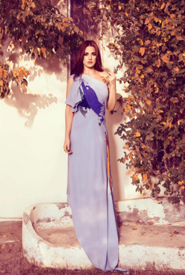 فستان مميز بدرجات الباستيل الهادئة تألقت به النجمة الشابة كارمن سليمان