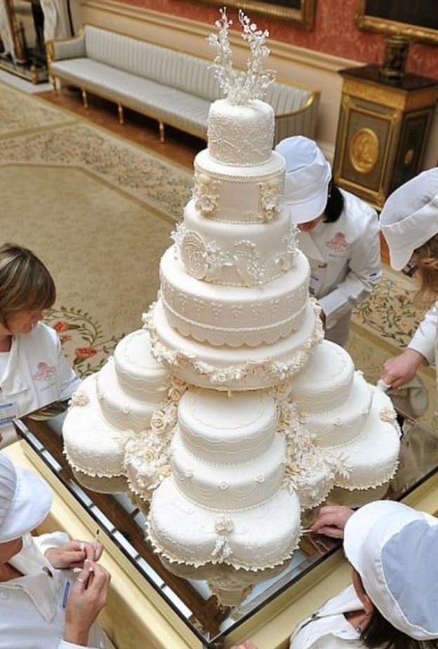 كعكة زفاف ملكية ضخمة
