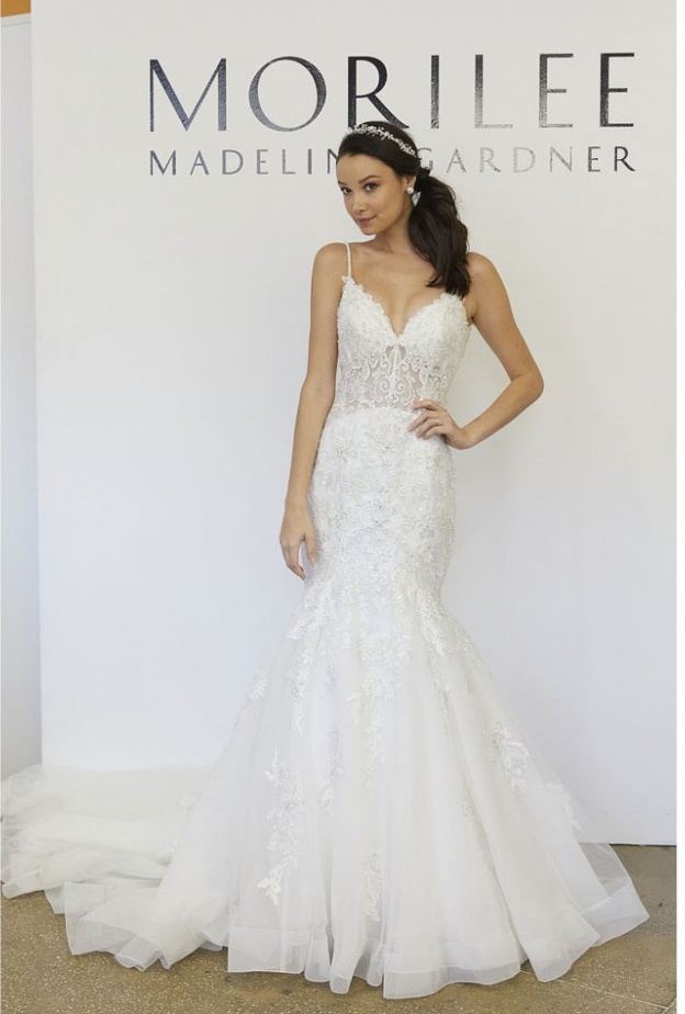 فستان زفاف على شكل قلب عند الصدر