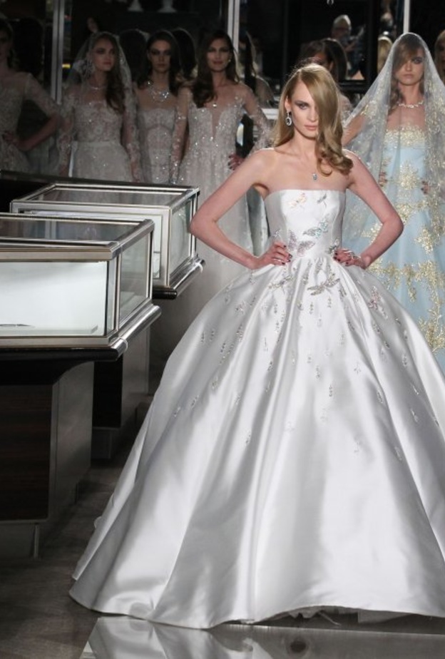 فستان زفاف بفراشات ثلاثية الابعاد.