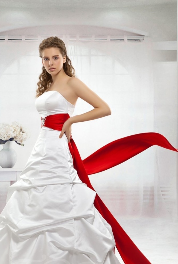 فستان زفاف رومانسي مطعّم باللون الاحمر