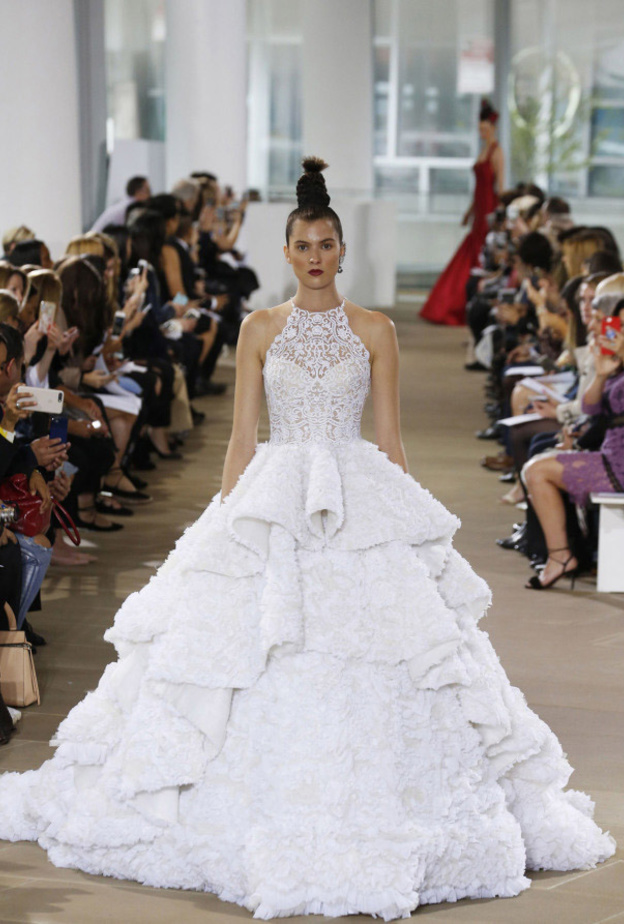 فستان زفاف مع تنورة فوقها قماش التول القابل للإزالة من مجموعة اينيس دي سانتو Ines Di Santo لربيع 2018