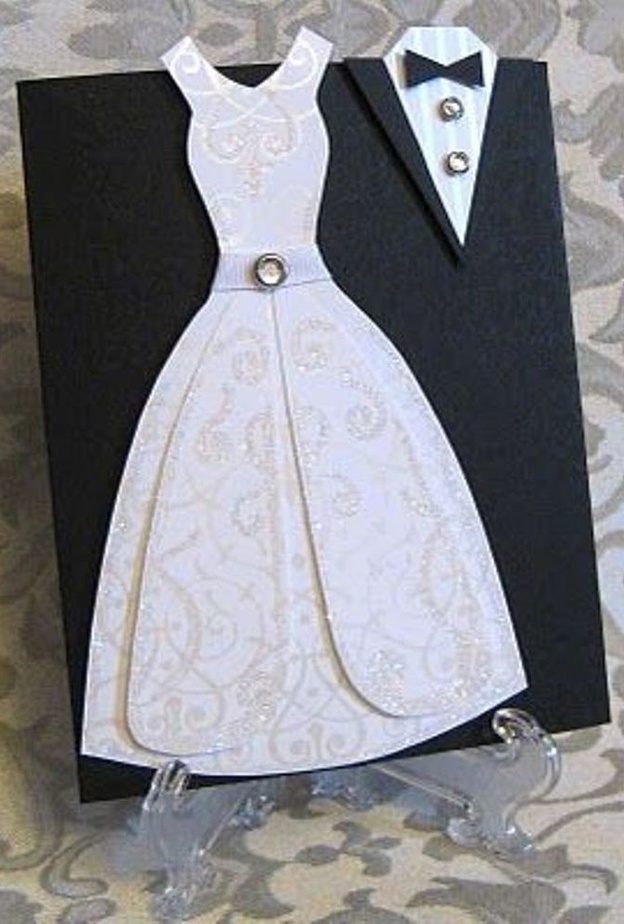 دعوة زفاف مصممة على شكل ملابس العروسين