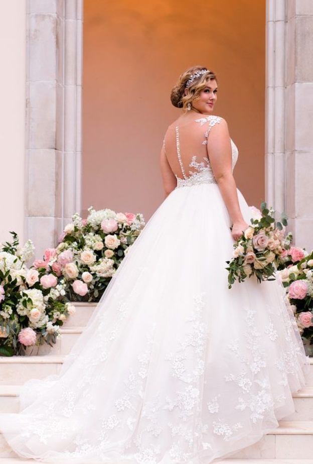 فستان زفاف من الشيفون السادة