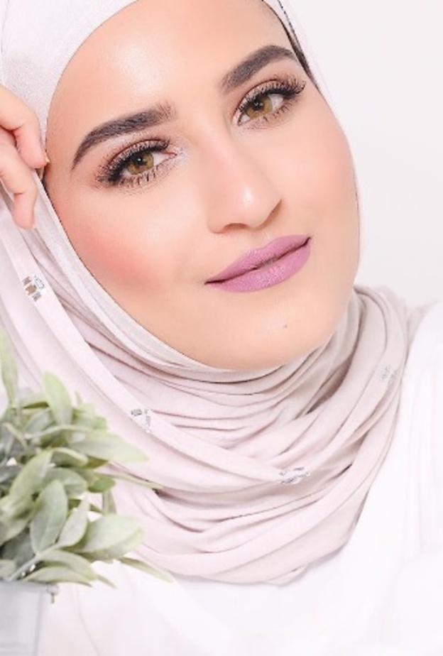 مكياج زهري ناعم من اختيار دلال الدوب