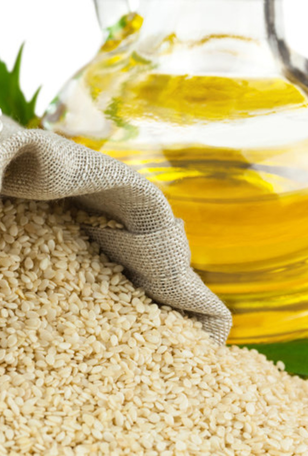 يساعد زيت السمسم على شد البشرة ويمنع تكون التجاعيد على سطحها