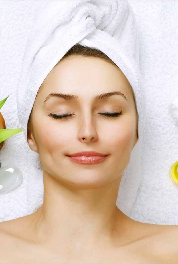 يساعد زيت اللوز الحلو في تبييض البشرة