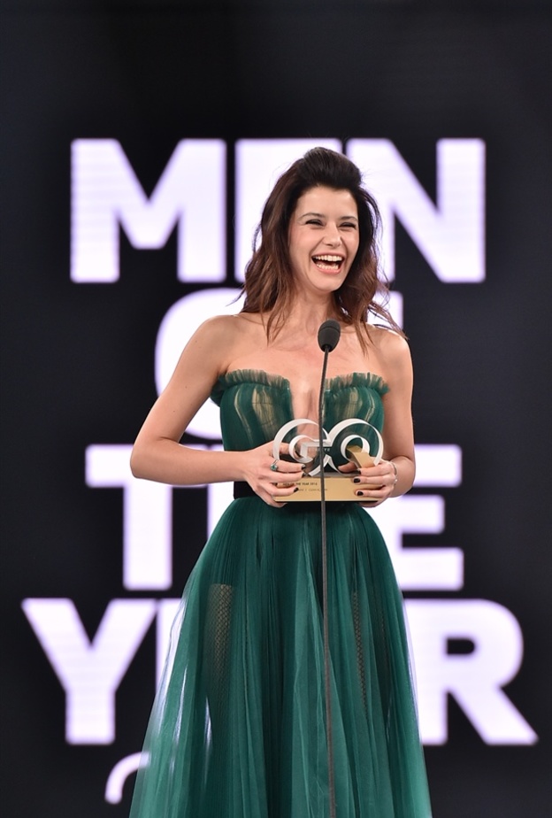 بيرين سات بإطلالة بسيطة بفستان أخضر داكن