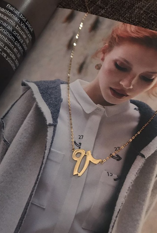 من تصاميم سارة من مجموعة الخط الكوفي