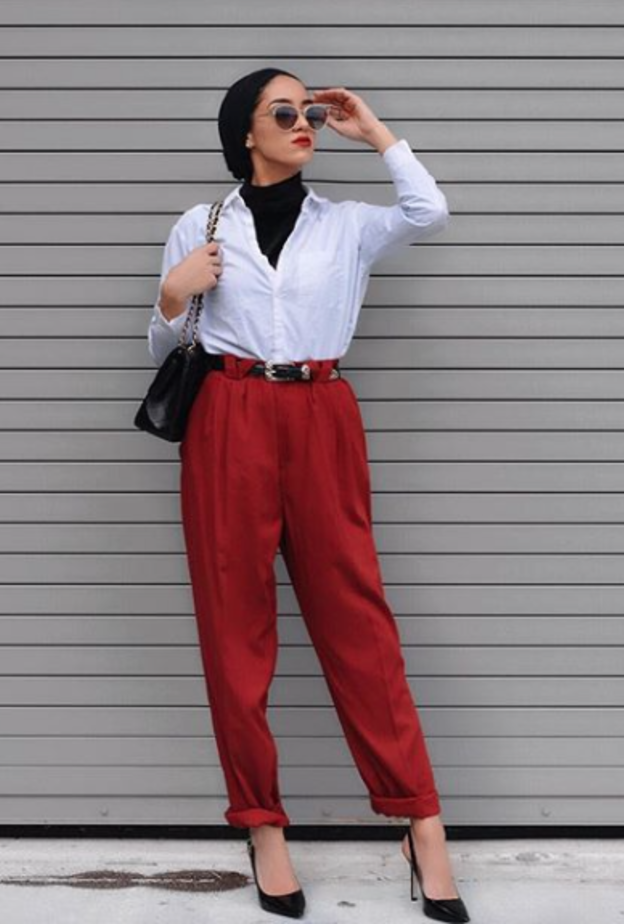 فاطمة حسام نسّقت البنطال الأبيض الهاي ويست بستايل كاجوال أنيق