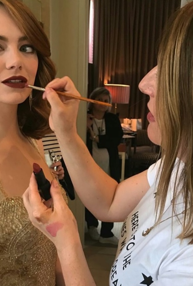 إيما ستون تكمل إطلالتها بشفاه توتية داكنة Emma Stone