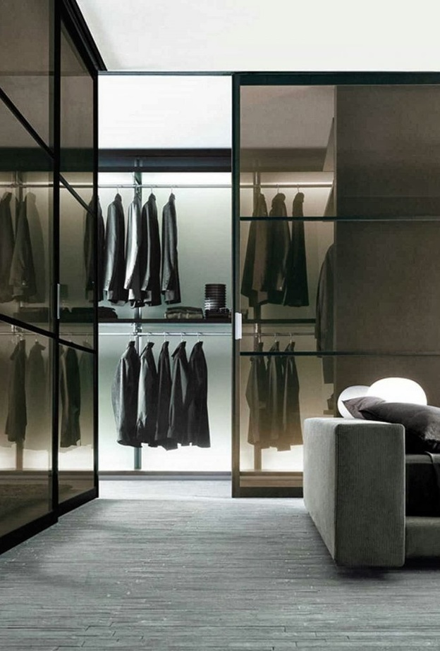 أبواب سحب زجاجية تفصل غرفة الملابس