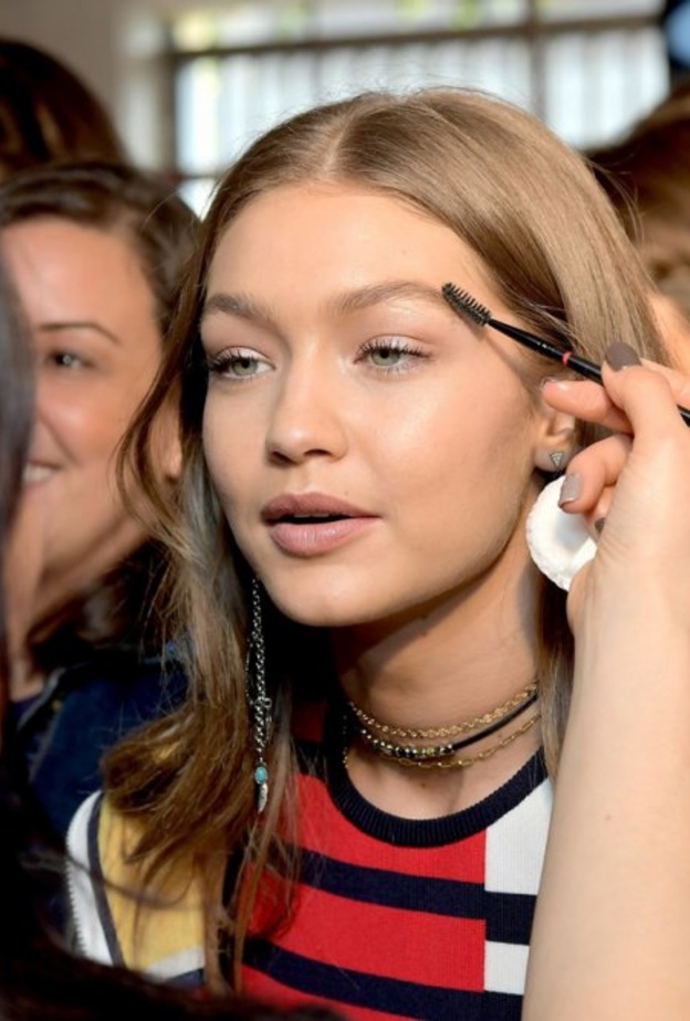 حيل سحرية طبّقيها للحصول على حواجب مثالية