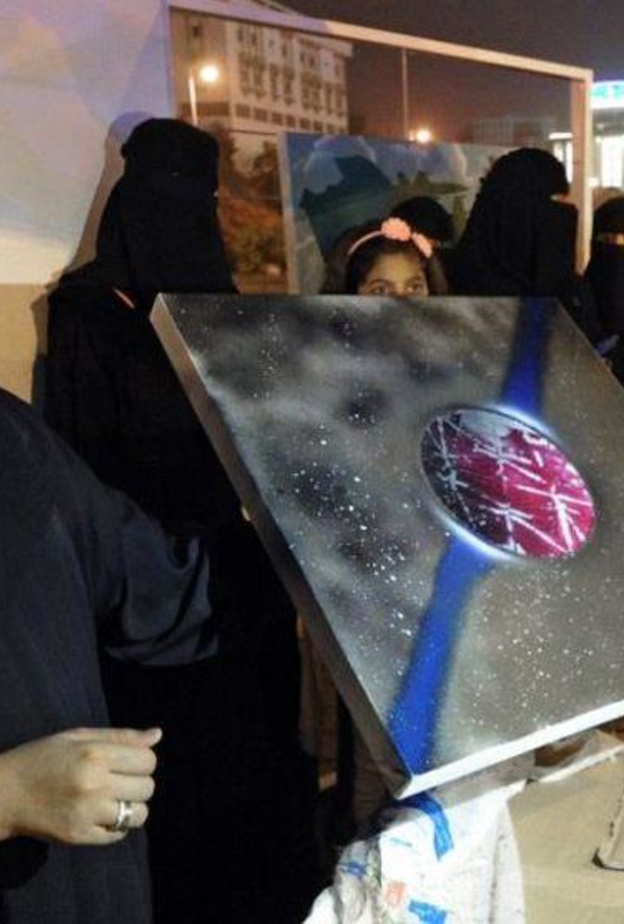 رسامة سعودية كفيفة تجذب أنظار الزوار في شارع الفن بأبها
