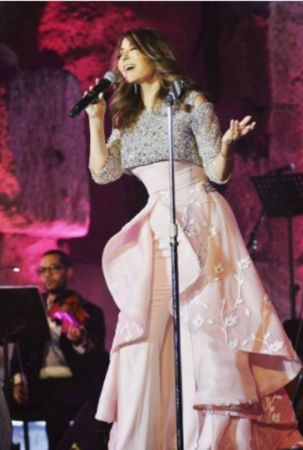 شيرين عبد الوهاب بفستان سهرة نيود من توقيع المصمم اللبناني نيكول جبران خلال مهرجان القبيات