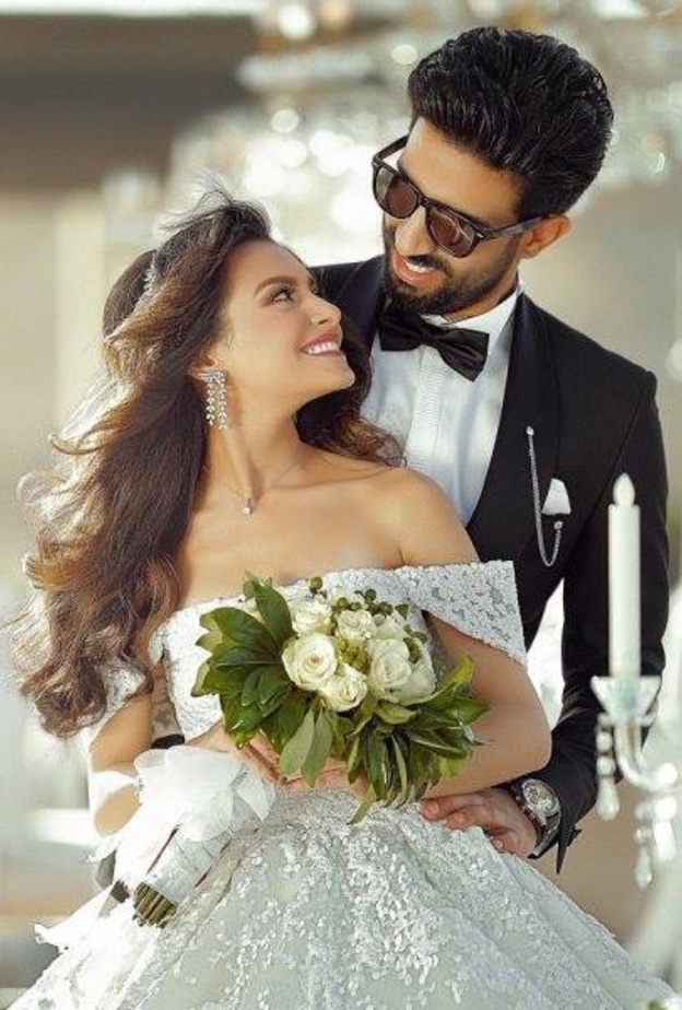 نيكول سابا في سيارة العروس