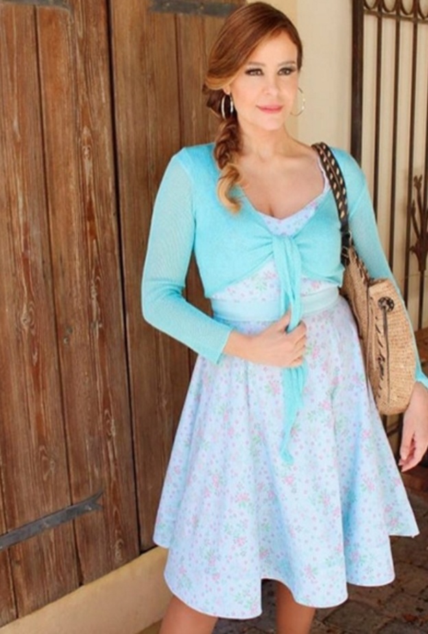 كارول سماحة في اطلالة بعيد كل البعد عن الموضة عبارة عن فستان أزرق قصير نسقته مع جاكيت قصير باللون الأزرق