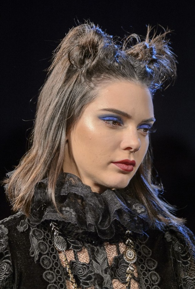 طبّقي مكياج عيون بارز مع اللون الازرق لشتاء 2018