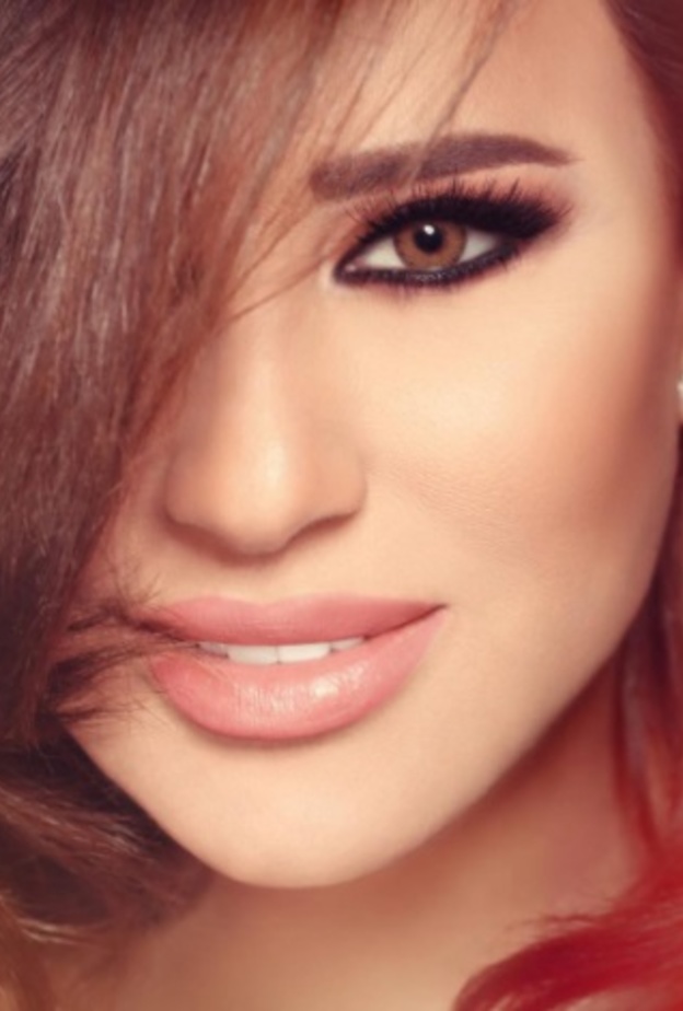 نجوى كرم تحافظ على الملامح المشرقة والناعمة