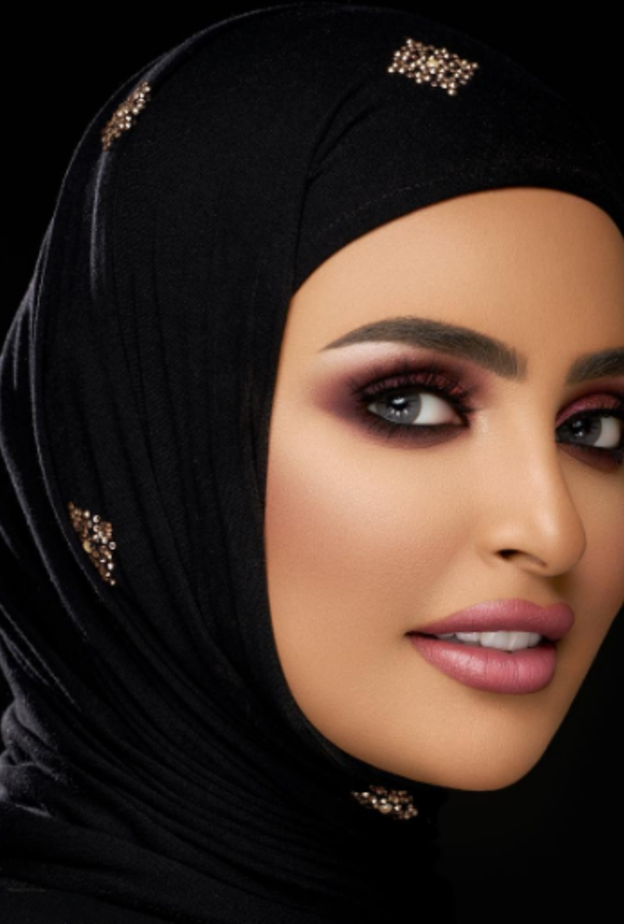 مكياج سموكي ناعم للمحجبات مع الشفايف الطبيعية.