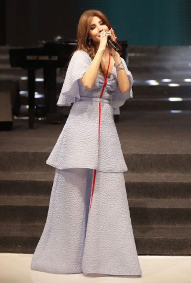 فستان واسع من مجموعة Rosie Assoulin لربيع 2017