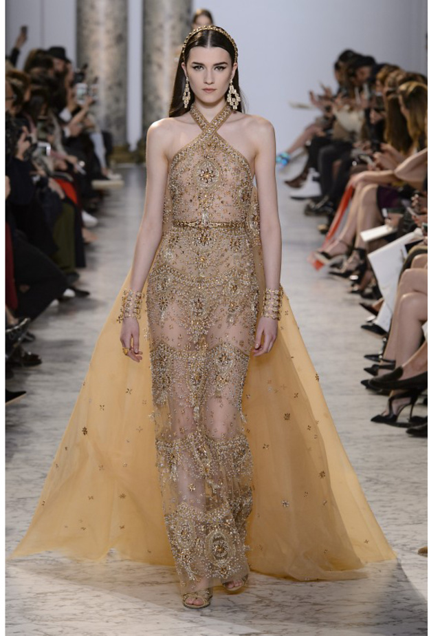 فساتين سهرة طويلة وذهبية مع التول الشفاف