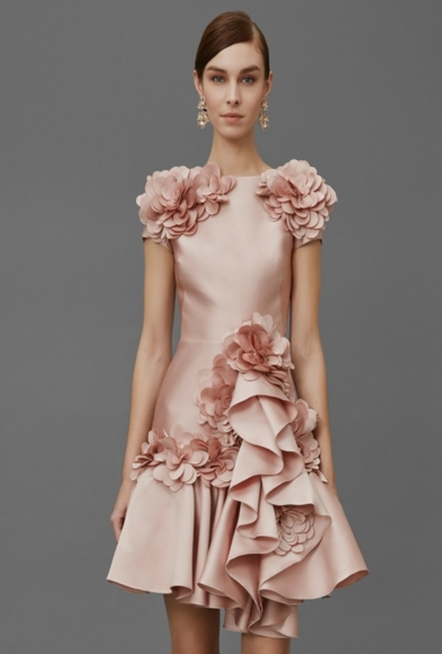 فستان سهرة متألق بين الكشكش وطبعات الورود