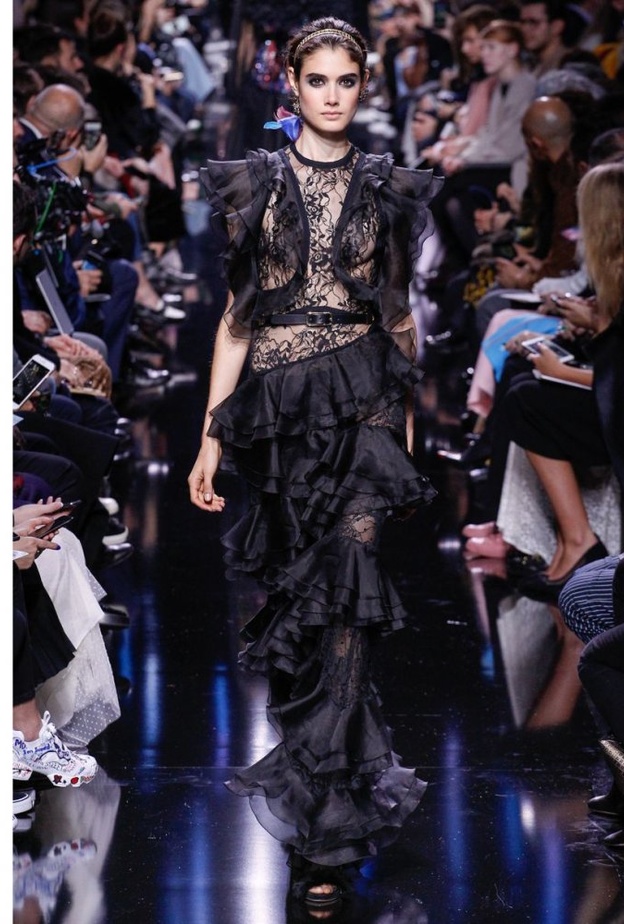 فستان سهرة مزين بالكشكش من ايلي صعب