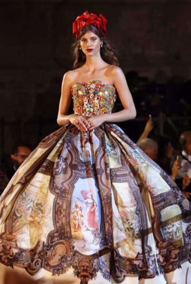 فساتين سهرة مع الحبيبات البراقة والايقونات الهندسية.