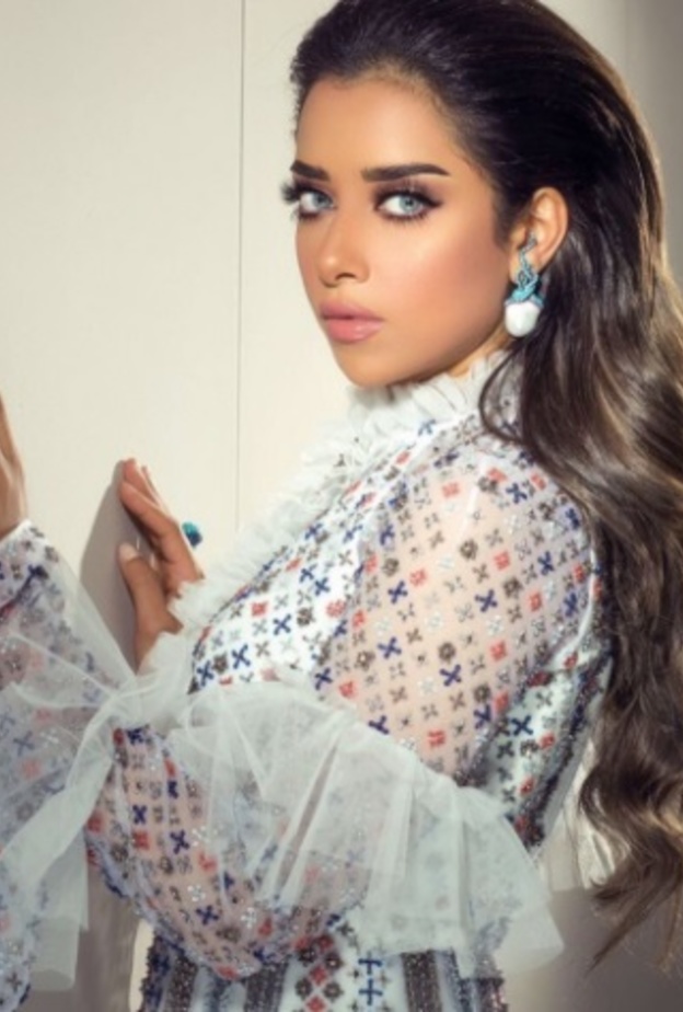 فستان سهرة مع الكشكش وأكمام الموسلين