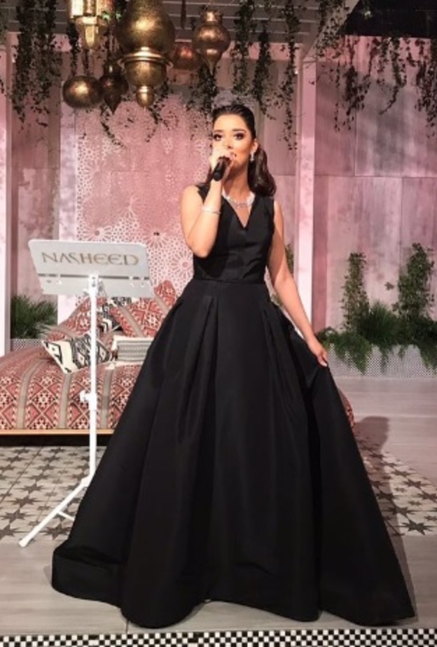 بلقيس تختار فستان سهرة فاخر مع أقمشة التطريز والحرير