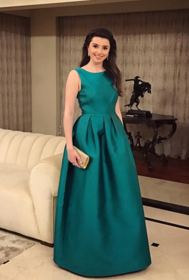 فستان صيفي ناعم باللونين الأسود والأبيض اختارته ماريتا الحيلاني