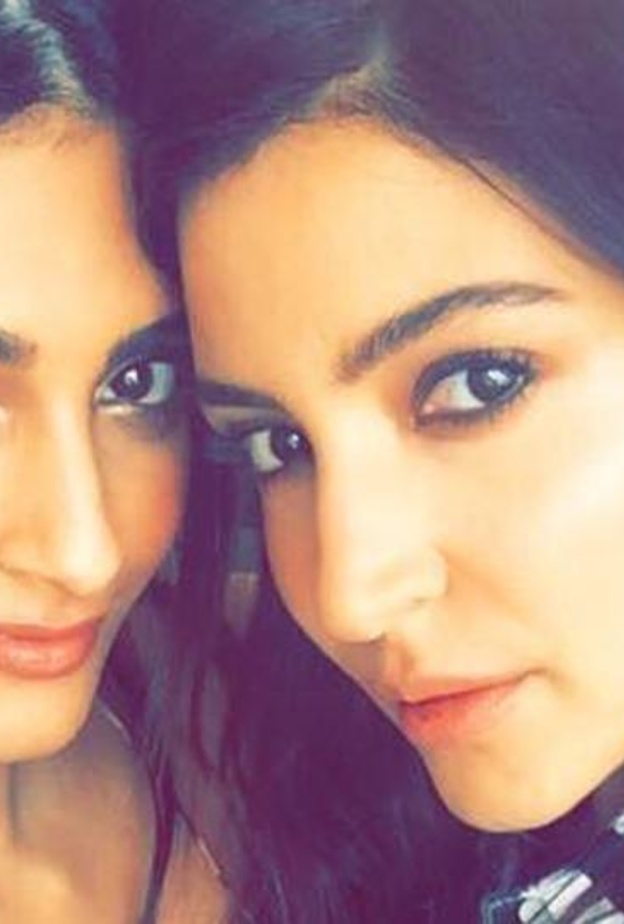 سيلفي سونام كابور و أنوشكا شارما في نيويورك