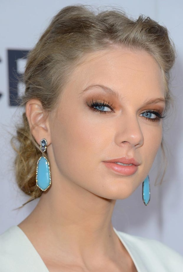 تايلور سويفت بأقراط فاتنة