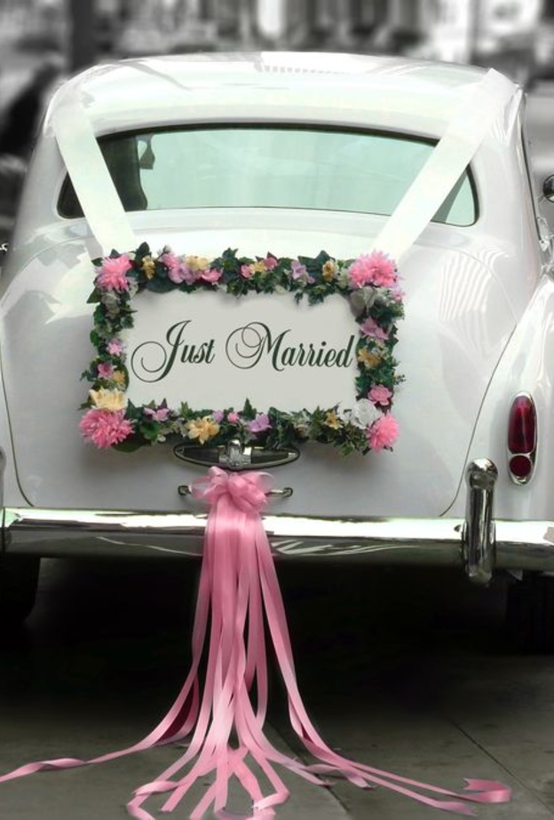 عروس امام سيارة الرولس رويس