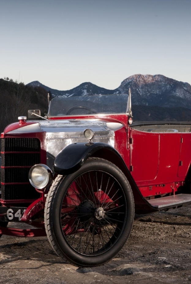 أول سيارة رياضية في التاريخ هي فوكسهول برنس هنري Vauxhall Prince Henry والتي تم تصنيعها عام 1911